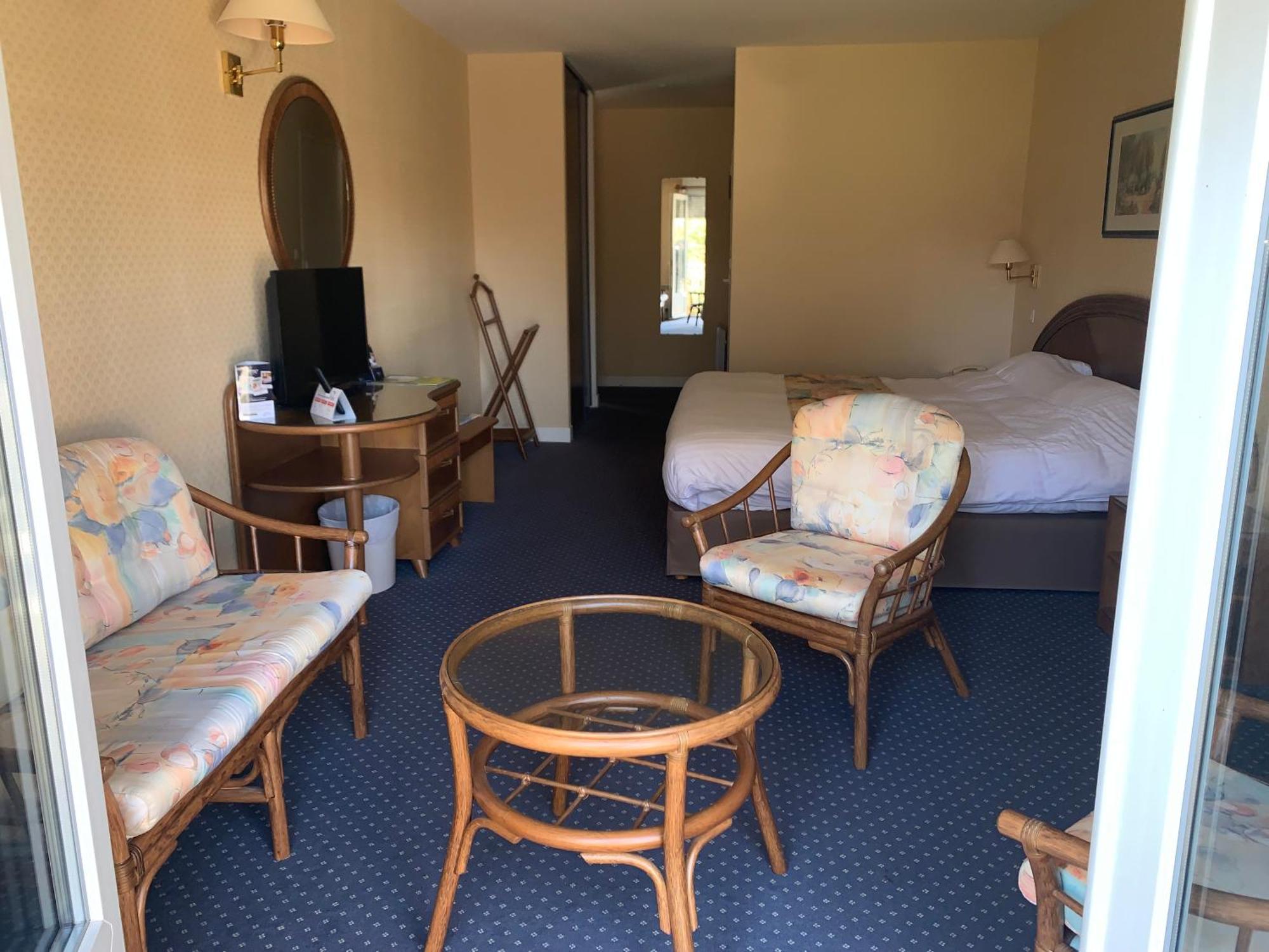 Logis Hotel Du Pont Neuf Le Veurdre Екстериор снимка