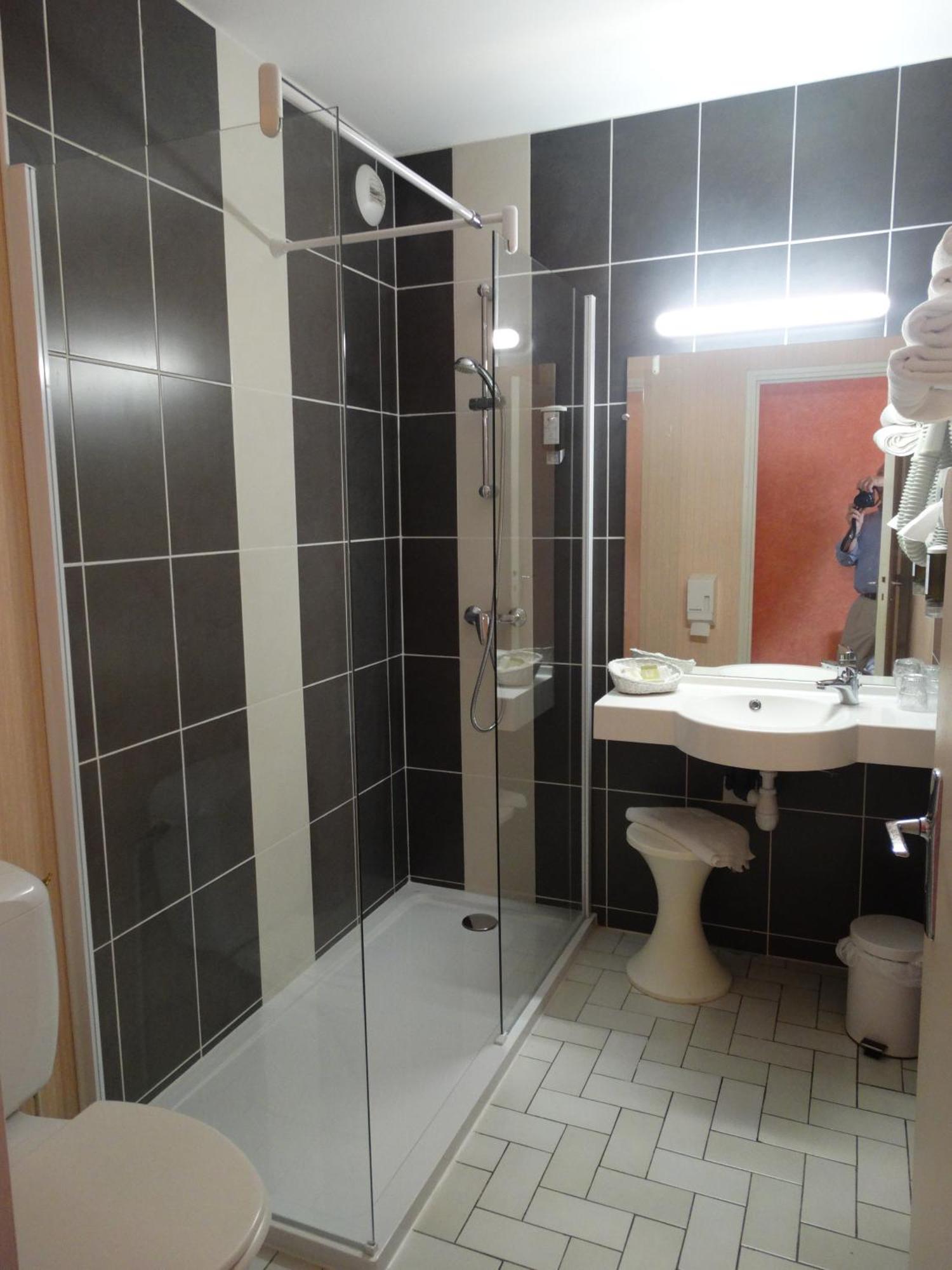 Logis Hotel Du Pont Neuf Le Veurdre Екстериор снимка