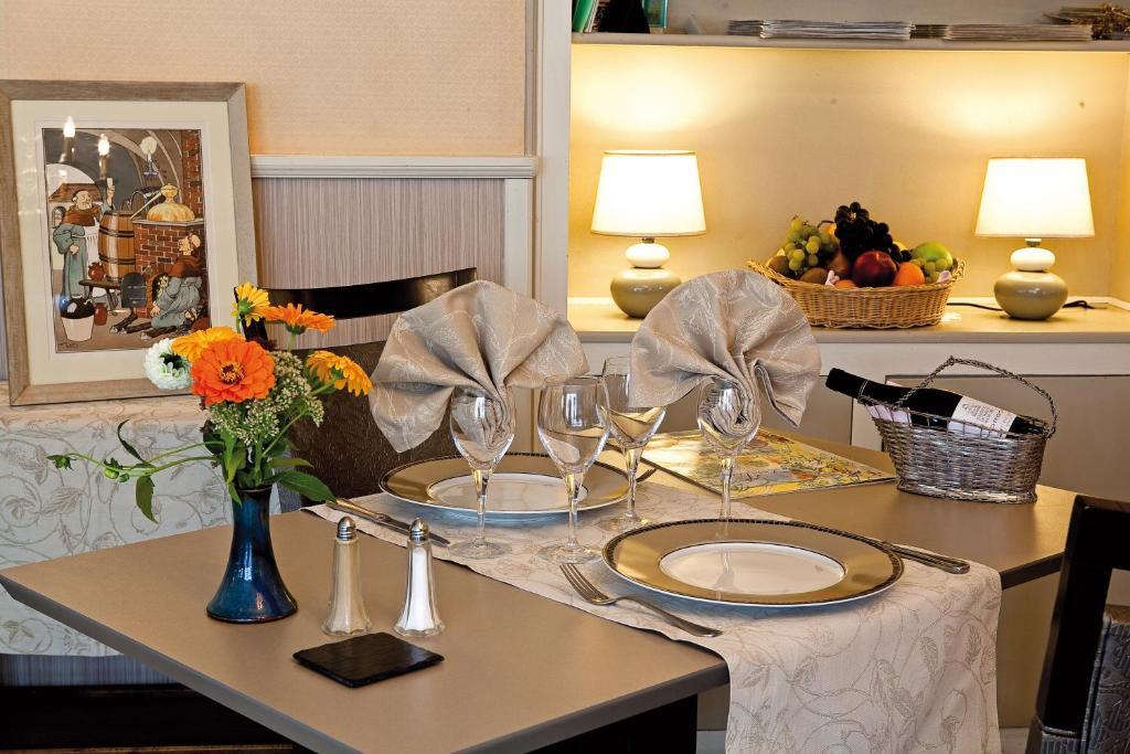 Logis Hotel Du Pont Neuf Le Veurdre Екстериор снимка