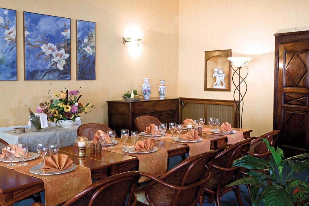 Logis Hotel Du Pont Neuf Le Veurdre Екстериор снимка