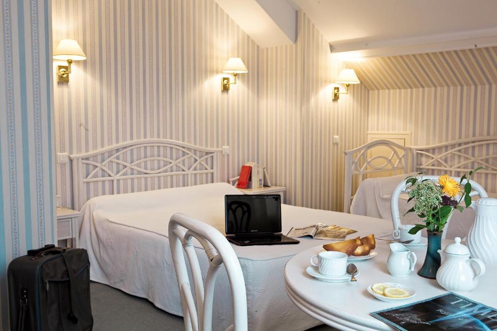Logis Hotel Du Pont Neuf Le Veurdre Стая снимка