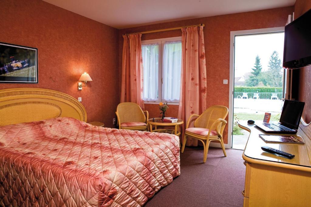Logis Hotel Du Pont Neuf Le Veurdre Стая снимка