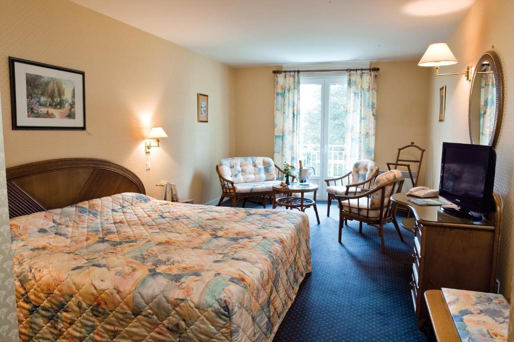 Logis Hotel Du Pont Neuf Le Veurdre Стая снимка
