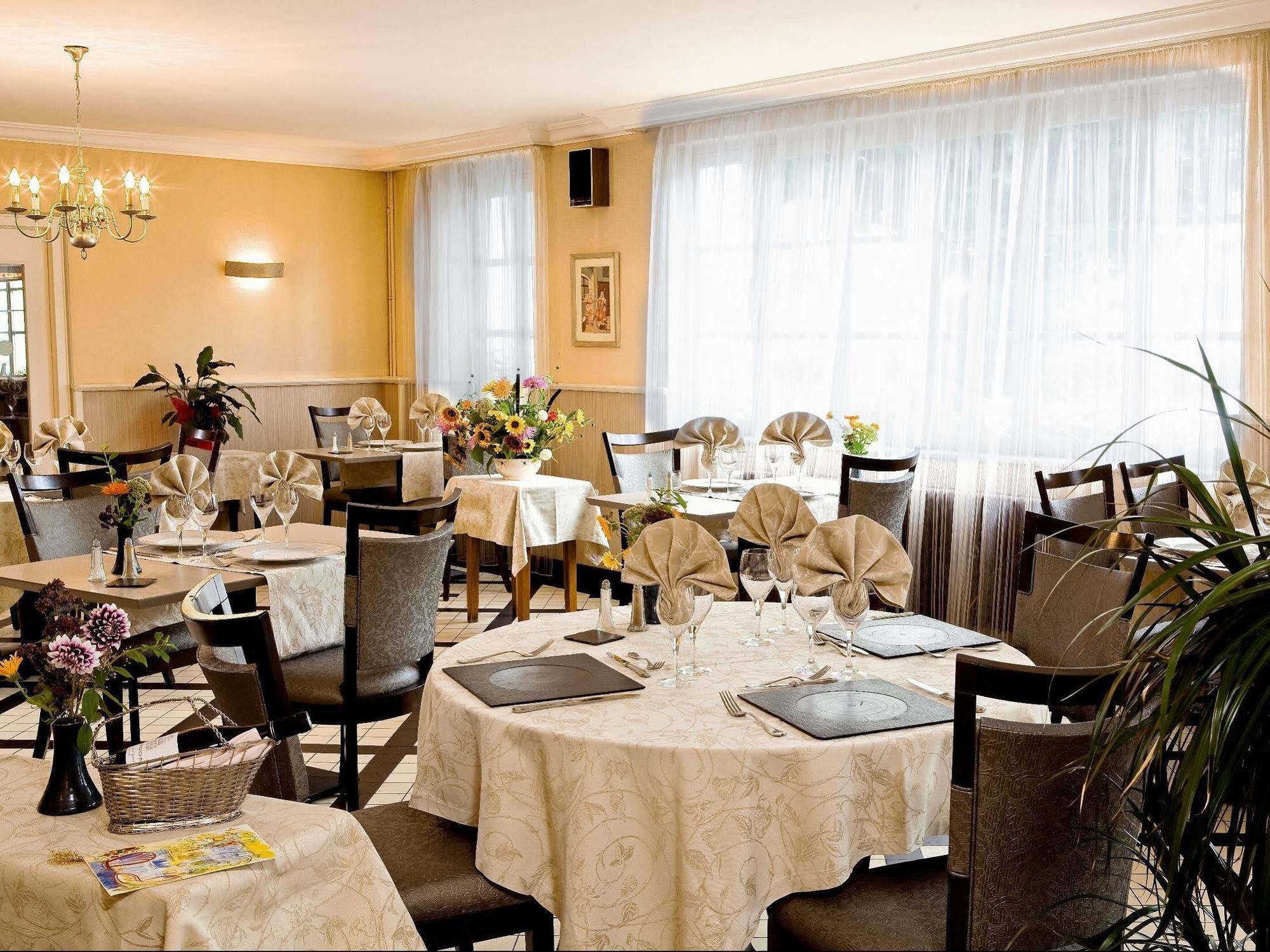 Logis Hotel Du Pont Neuf Le Veurdre Екстериор снимка