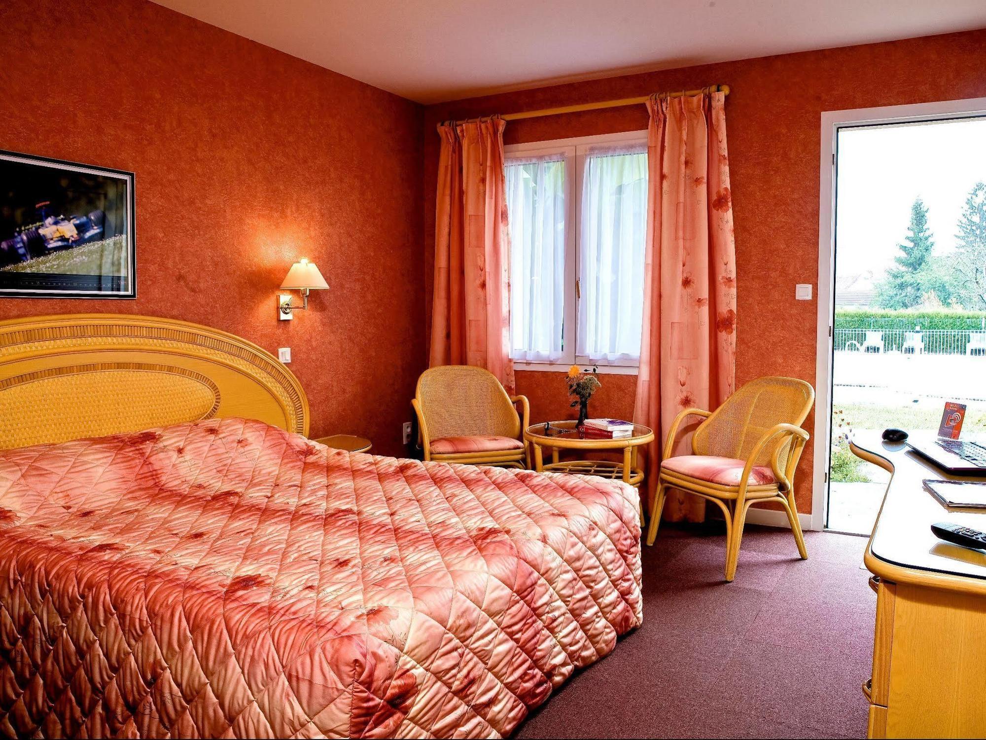 Logis Hotel Du Pont Neuf Le Veurdre Екстериор снимка