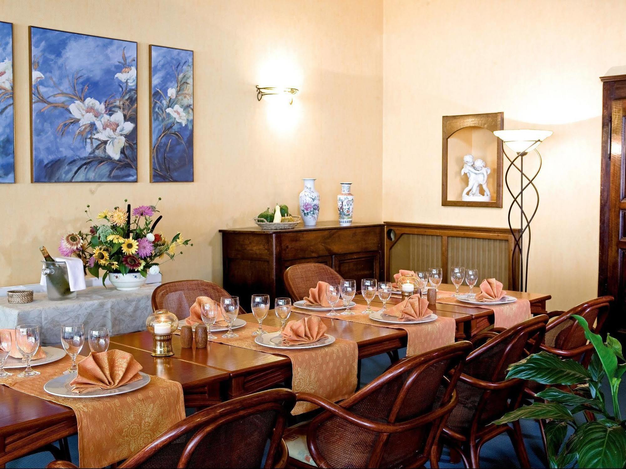 Logis Hotel Du Pont Neuf Le Veurdre Екстериор снимка