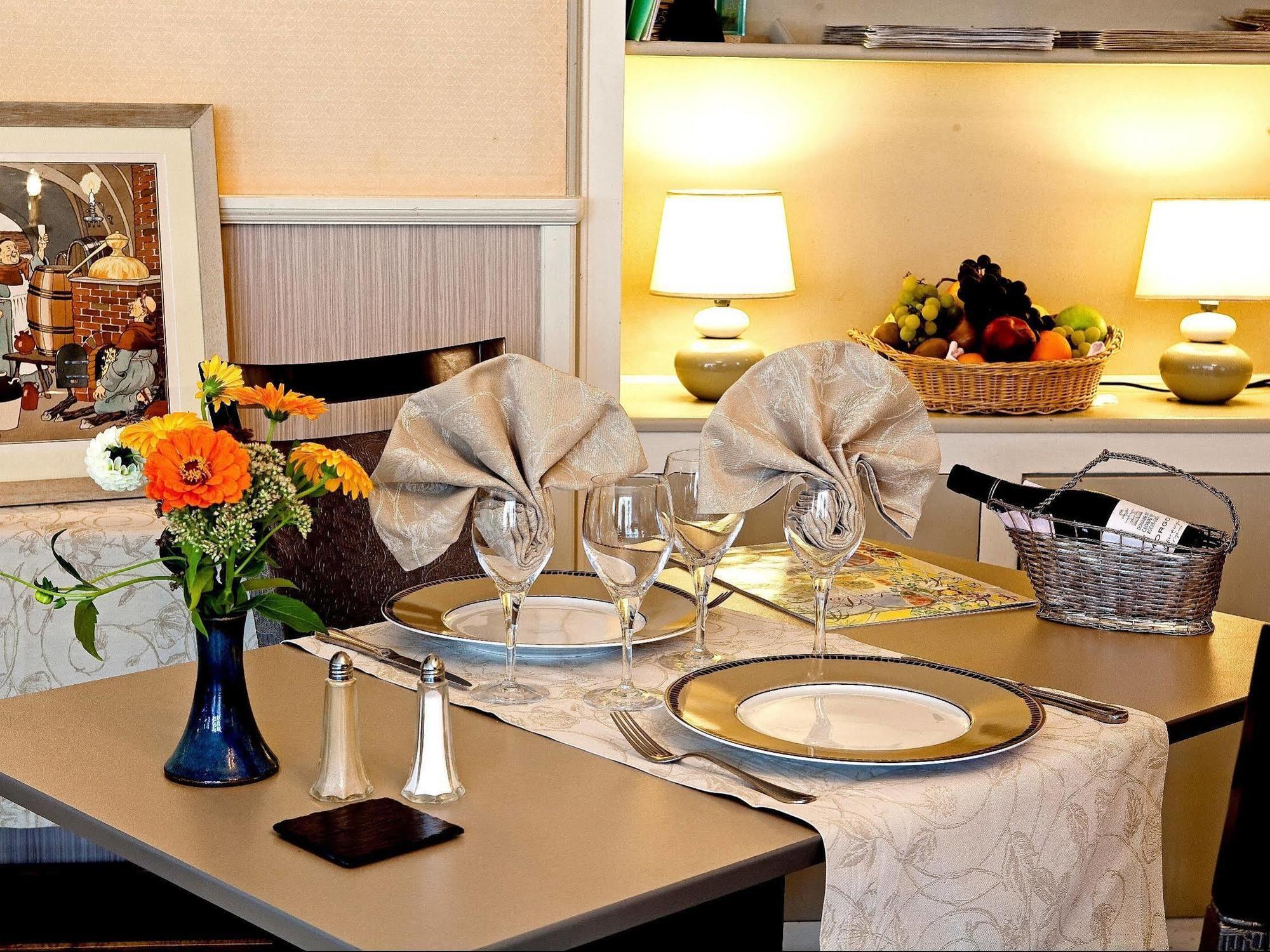 Logis Hotel Du Pont Neuf Le Veurdre Екстериор снимка