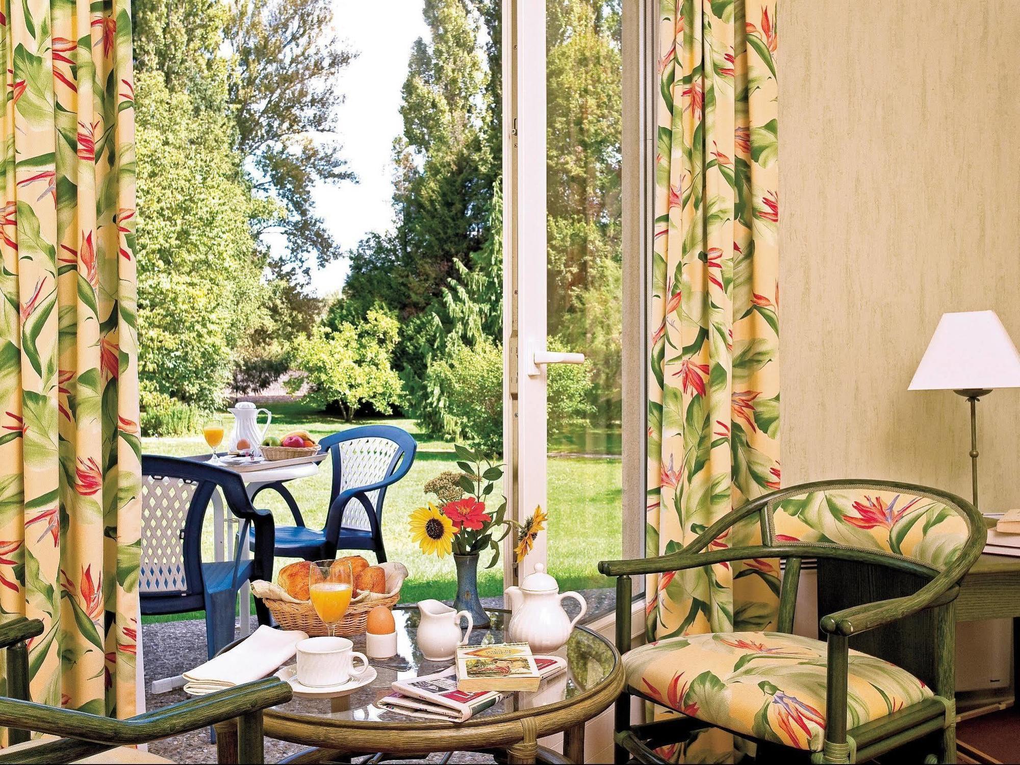 Logis Hotel Du Pont Neuf Le Veurdre Екстериор снимка