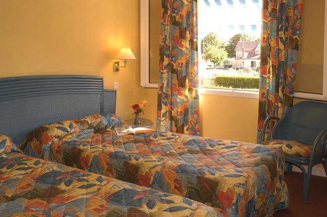 Logis Hotel Du Pont Neuf Le Veurdre Екстериор снимка