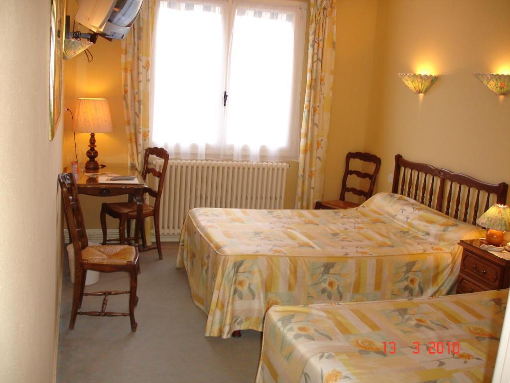 Logis Hotel Du Pont Neuf Le Veurdre Стая снимка